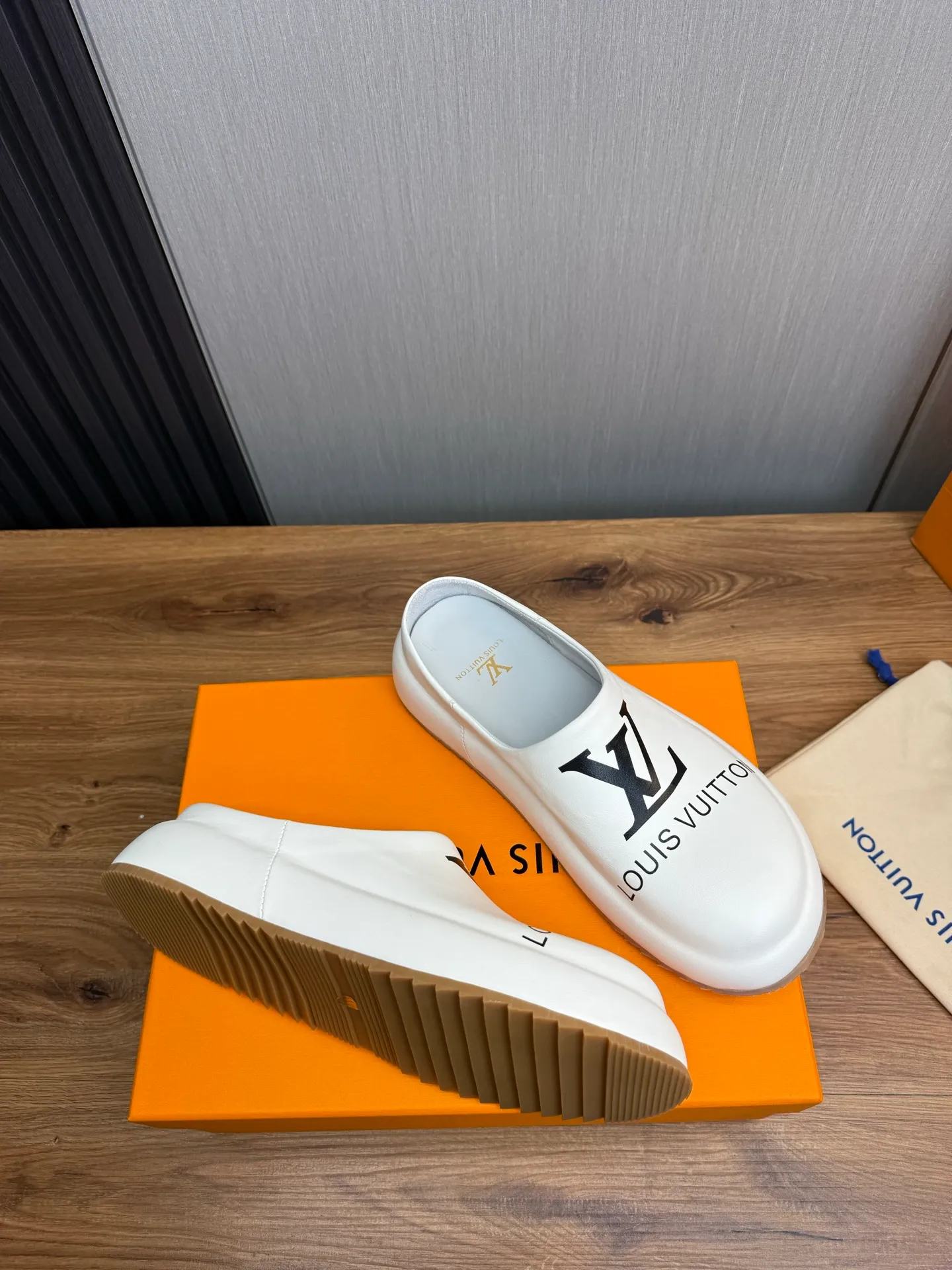 Men's shoes 💰480💰 Lv men's slippers 🩴38-45 size 45 46 🉑️Customized! Full leather slippers: cowhide on the outside, sheepskin on the inside ✅Original outsole⬆️